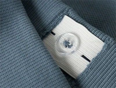 justerbar elastik i taljen på blå shorts fra Name It