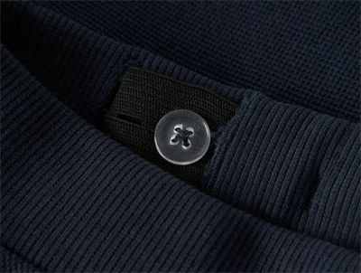 justerbar elastik i taljen på navy shorts fra Name It