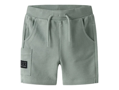 shorts fra Name It i grøn nuance med badge og sidelomme