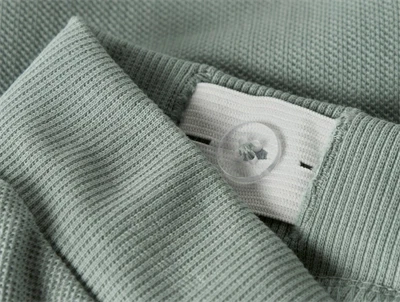 justerbar elastik i taljen på grønne shorts fra Name It