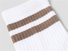 nærbillede af ribstruktur og striber på name it sokker i hvid