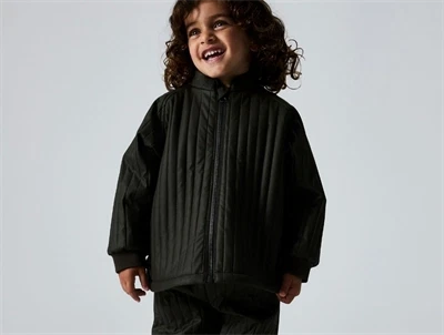 Barn iført Name It termo sæt rosin med forstærkninger 