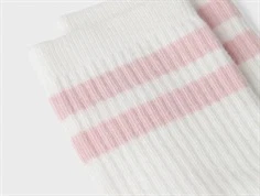 nærbillede af name it sok i hvid med lyserøde striber