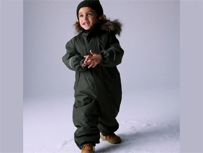 Barn i grøn Name It flyverdragt med aftagelig hætte og pelskant