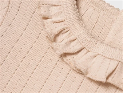 Lil\' Atelier bluse i lys creme nuance sheer bliss med flæsekrave detalje