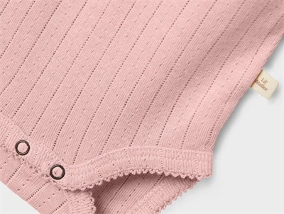Lil\' Atelier body i rosa nuance med flæsekrave og hulmønster