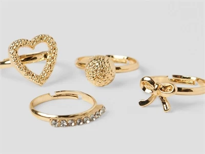 Detalje af guldfarvede ringe fra Name It 4-pak