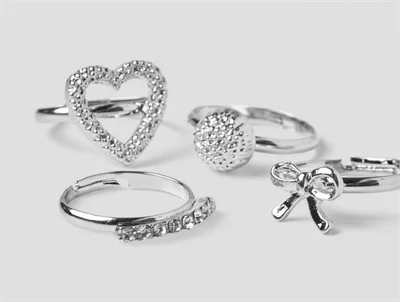 Detalje af sølvfarvede ringe fra Name It 4-pak