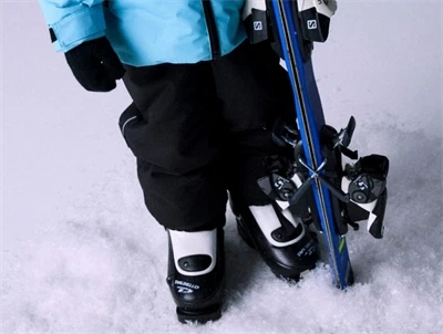 Name It sorte skibukser til børn i brug på ski
