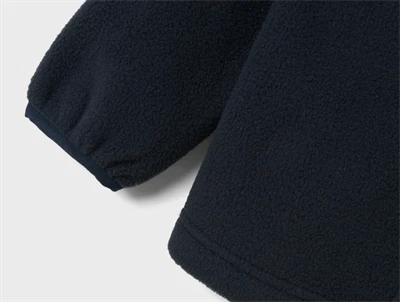 Ærmedetalje på Name It fleecesæt dark sapphire