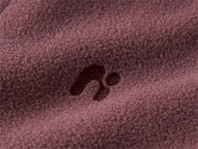 Logodetalje på Name It fleecesæt rose brown