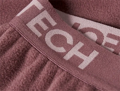 Detalje af elastisk talje i Name It fleece sæt rose brown