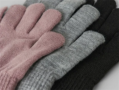 Strikkede handsker fra Name It i 6-pak sort grå og woodrose