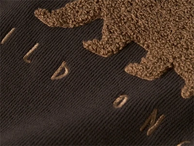 name it mini sweatshirt delicioso med bjørnebroderi tæt på