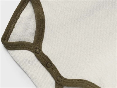 lil atelier body raahvid med groenne aermer tæt på