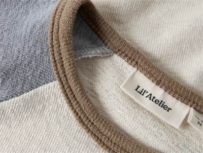 Lil\' Atelier bluse i råhvid nuance med kontrastærmer