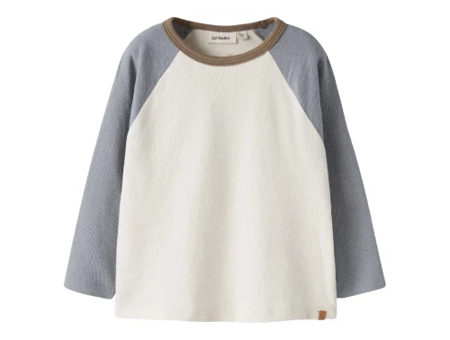 Lil\' Atelier bluse i råhvid nuance med blå raglanærmer set forfra