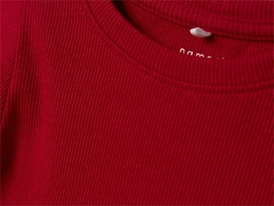 Detalje af ribstrikket rød top fra Name It