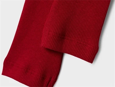 Detalje af ribstruktur på jester red leggings fra Name It