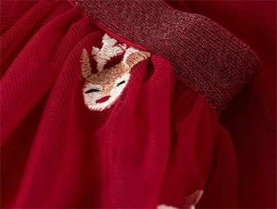 Detalje af rensdyr broderi på jester red tylskørt fra Name It