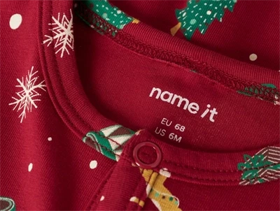 Detalje af jester red natsuit fra Name It med juleprint