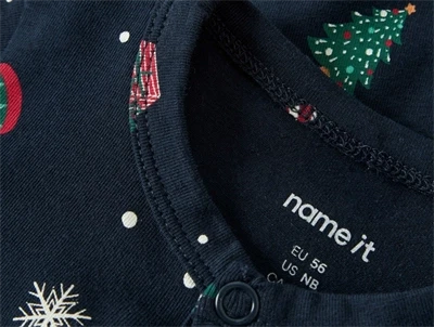 Detalje af navy blazer natsuit fra Name It med juleprint