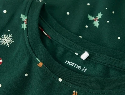 Detalje af juleprint på Name It pyjamas i grøn