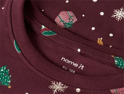 Detalje af juleprint på Name It pyjamas i burgundy