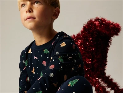 Dreng iført Name It pyjamas i navy blazer med juleprint