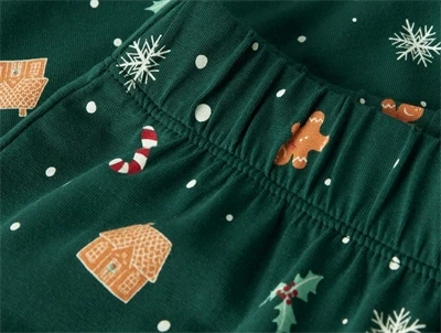 Detalje af juleprint på Name It voksen pyjamas i botanical garden