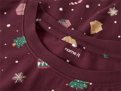 Detalje af juleprint på Name It voksen pyjamas i burgundy