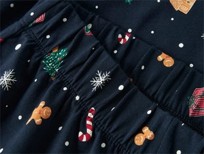 Detalje af juleprint på Name It voksen pyjamas i navy blazer