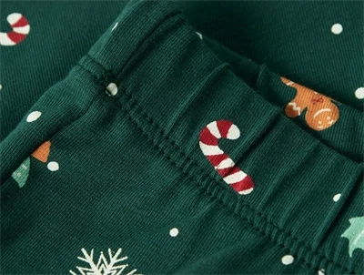 Detalje af botanical garden pyjamas fra Name It med juleprint