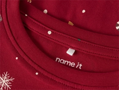 Detalje af jester red pyjamas fra Name It med juleprint