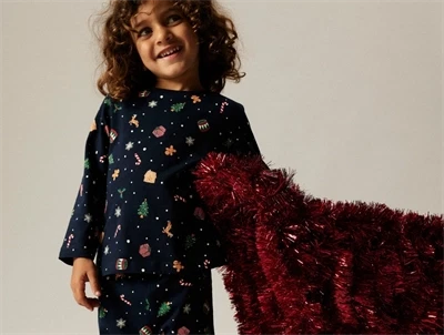 Barn i navy blazer pyjamas fra Name It med juleprint