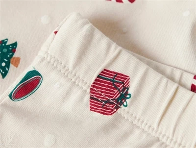 Detalje af whitecap gray pyjamas fra Name It med juleprint