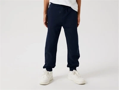Barn iklædt Name It sweatpants i mørkeblå med snøre