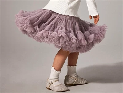 Barn iført lilla Name It tylskørt med flæser