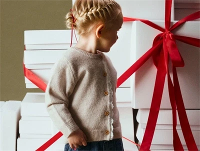 Barn i peyote melange cardigan fra Name It med knaplukning