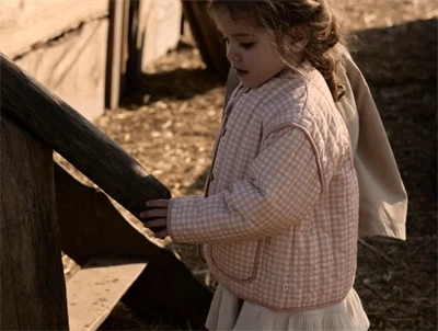 Lil' Atelier quiltet jakke i rosa nuance med tern og solmotiv på ryggen