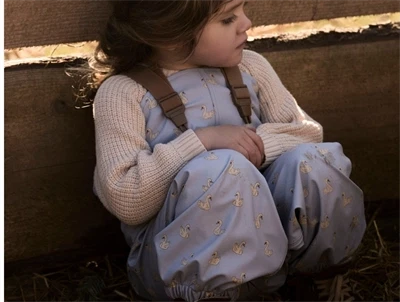 Lil\' Atelier regnsæt zen blue med svaneprint, justerbar seler og elastik ved håndled