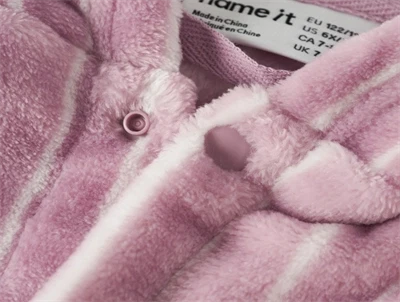 Detalje af Name It badekåbe Keepsake Lilac i blød velour med trykknaplukning