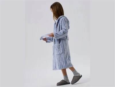 Barn iført Name It badekåbe Kentucky Blue i blød velour