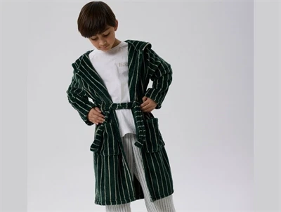 Barn iført Name It badekåbe Bistro Green i blød velour