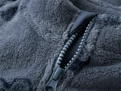 Detalje af lynlås på flint stone teddy cardigan fra Name It