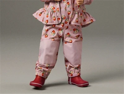 Name It softshellbukser i rosa nuance med jordbærprint på barn