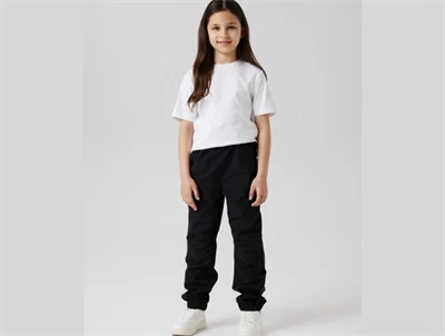 Name It softshellbukser sort med refleksdetaljer på model