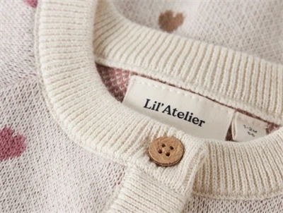 Detalje af Lil\' Atelier cardigan i turtledove med knapper og hjerteprint