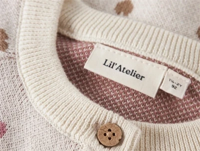 Detalje af Lil\' Atelier cardigan i turtledove med knapper og hjerter
