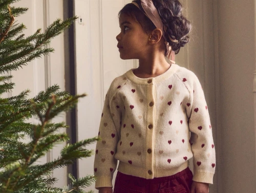 Barn iført Lil\' Atelier cardigan i turtledove med hjerteprint
